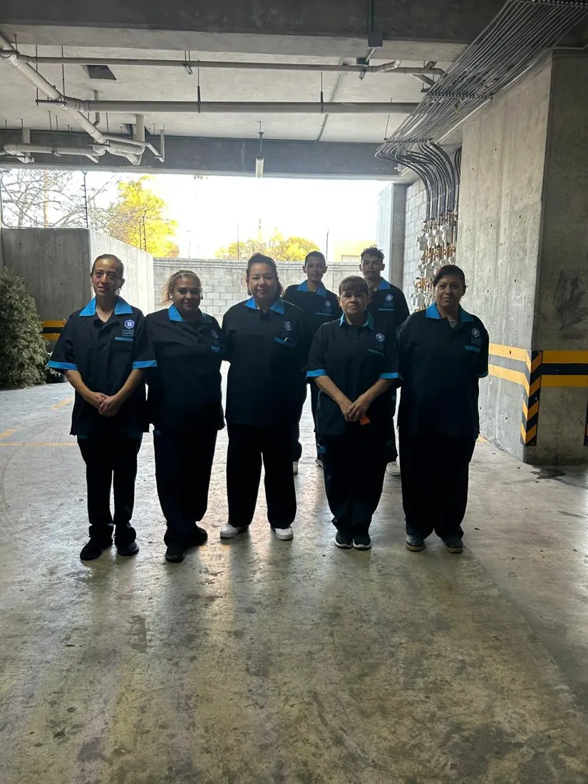 Equipo de limpieza Maximus uniformado