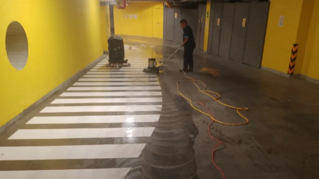Pulido de piso en estacionamiento