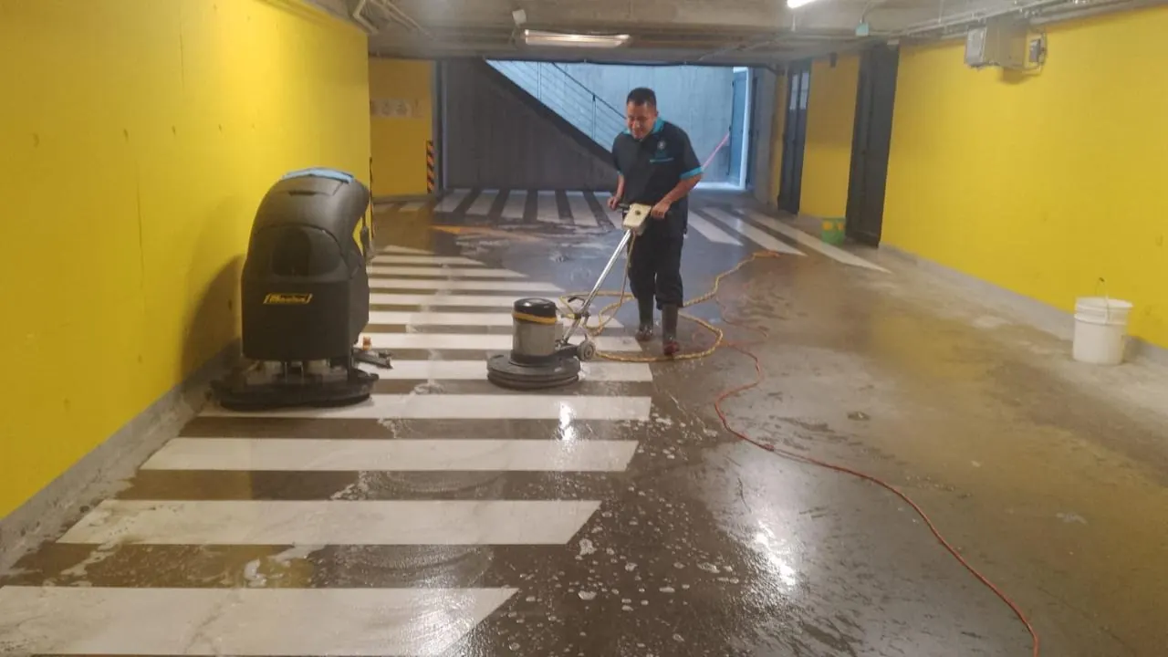 Lavado mecanizado de estacionamiento con fregadora industrial