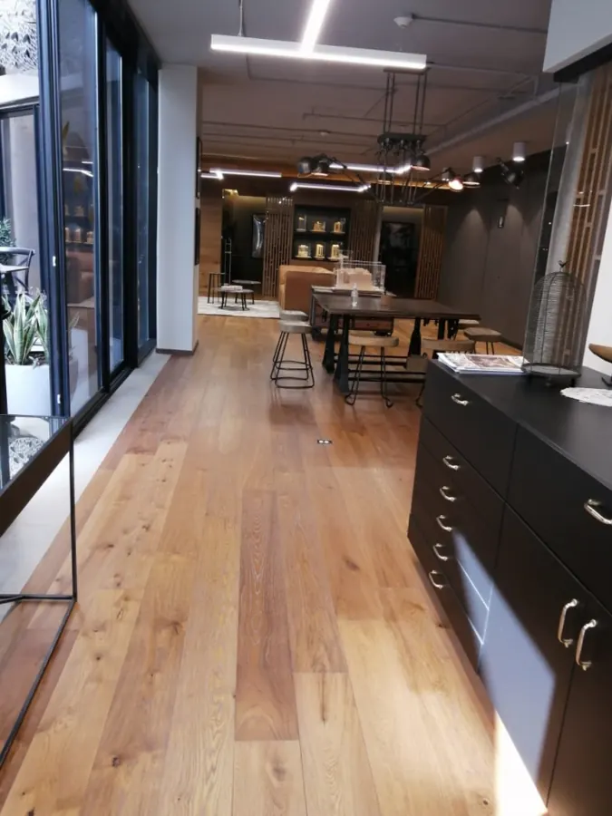 Oficina con piso de madera limpio