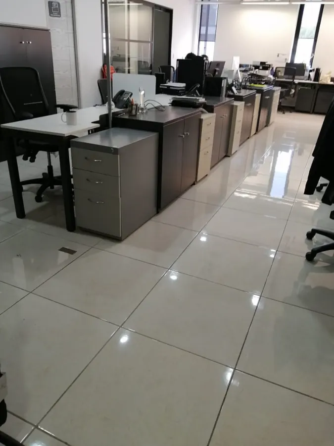 Oficina corporativa limpia con pisos brillantes